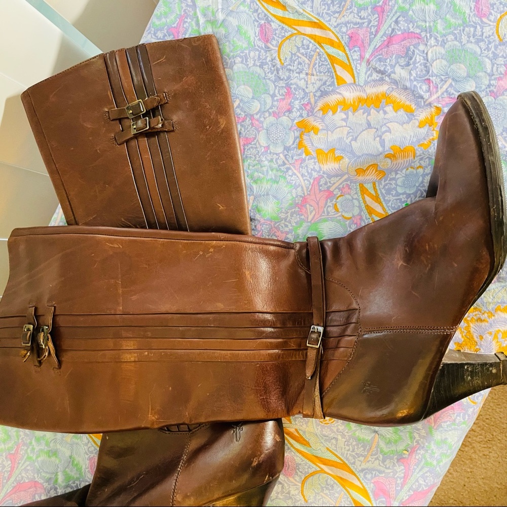 Frye leather brown boots. The perfect fall knee high heeled boots.